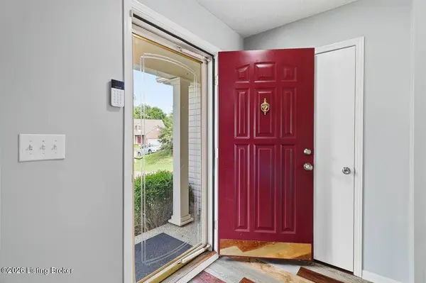 5207 Rainmaker Ct, Louisville, KY 40229