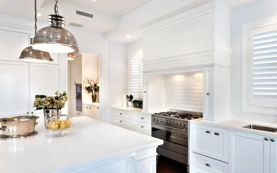 Kitchen decorated entirely in shades of white