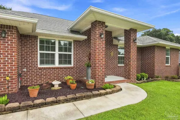 1542 Pelican Pt Dr, Cantonment, FL 32533