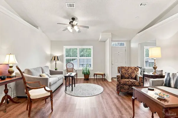 1542 Pelican Pt Dr, Cantonment, FL 32533
