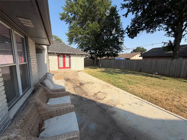 9814 E 37th CT, Tulsa, OK 74146