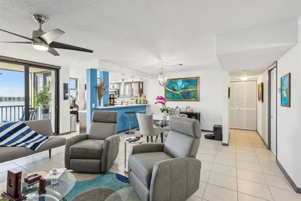 106 LAKE EMERALD DR #414