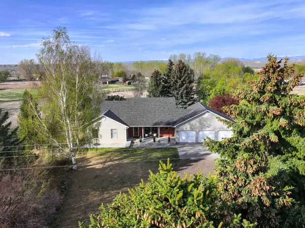 6659 Riverview Rd, Riverton, WY 82501