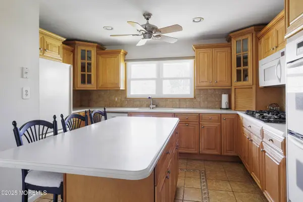 17 Cavan Lane, Hazlet, NJ 07730