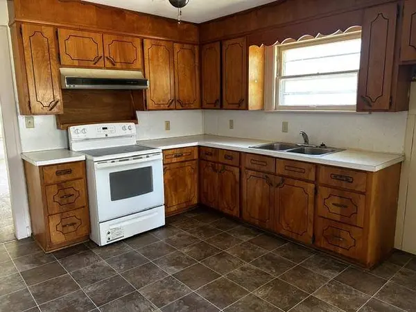 1221 N 4TH, Arkansas City, KS 67005
