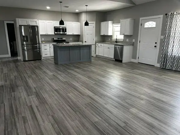 104 Castle Pines Dr, Arkansas City, KS 67005