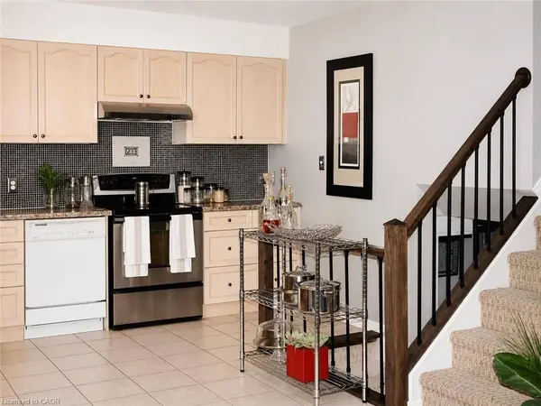 21 Saddler Street, Fonthill, ON L3E 0N9