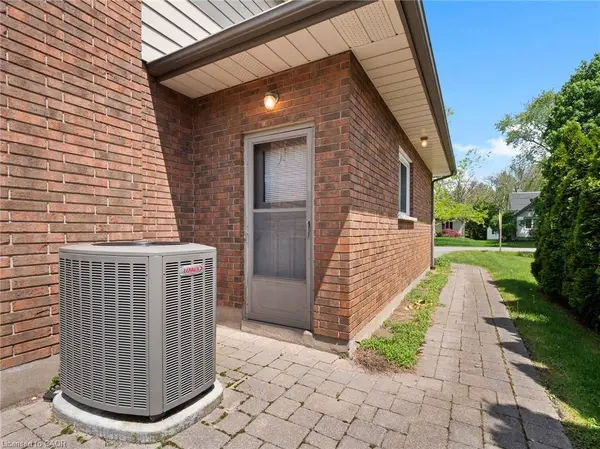 17 Montgomery Road, Welland, ON L3C 2Y2