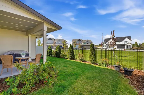 8244 W Pacific Yew St, Eagle, ID 83616