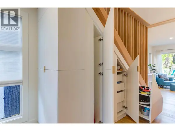 985 Manhattan Drive, Kelowna, BC V1Y1H7