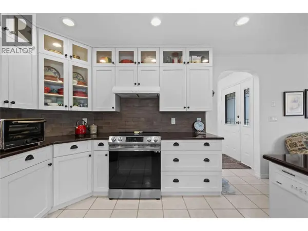 3889 Gallaghers Grange, Kelowna, BC V1W3Z9