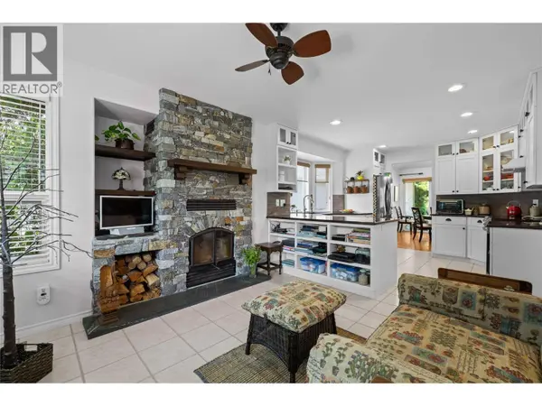 3889 Gallaghers Grange, Kelowna, BC V1W3Z9