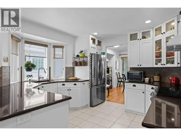 3889 Gallaghers Grange, Kelowna, BC V1W3Z9