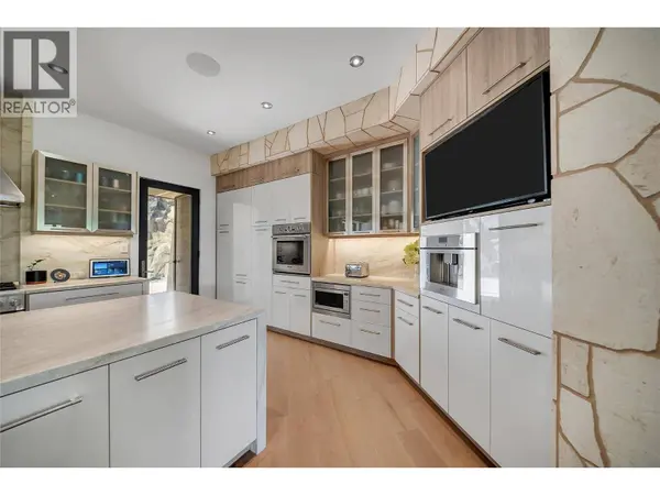 732 Highpointe Place, Kelowna, BC V1V2Y3