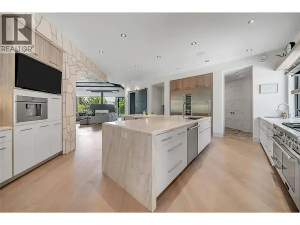 732 Highpointe Place, Kelowna, BC V1V2Y3
