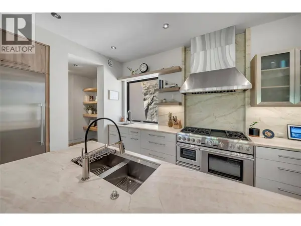 732 Highpointe Place, Kelowna, BC V1V2Y3
