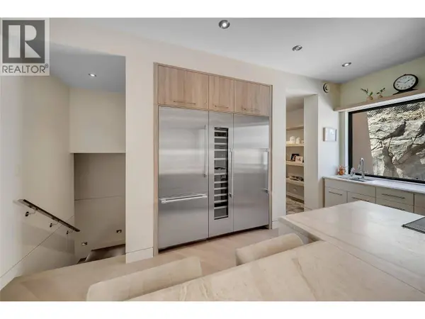 732 Highpointe Place, Kelowna, BC V1V2Y3