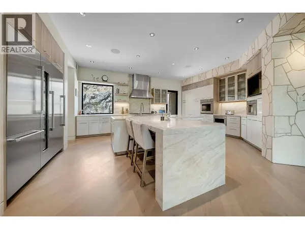732 Highpointe Place, Kelowna, BC V1V2Y3