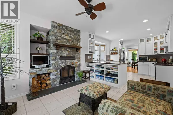 3889 Gallaghers Grange, Kelowna, BC V1W3Z9