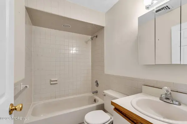 35 Spruce Street, Beachwood, NJ 08722