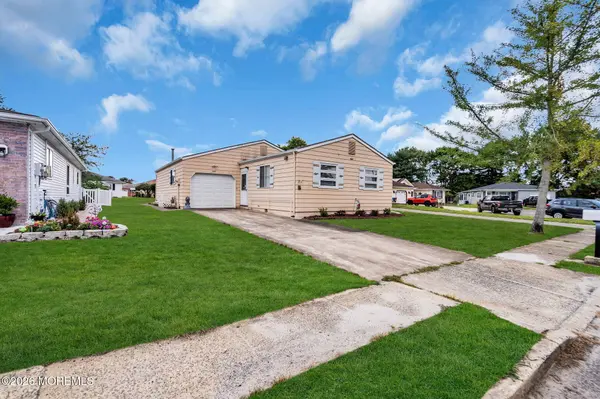 12 Aztec Court, Toms River, NJ 08757