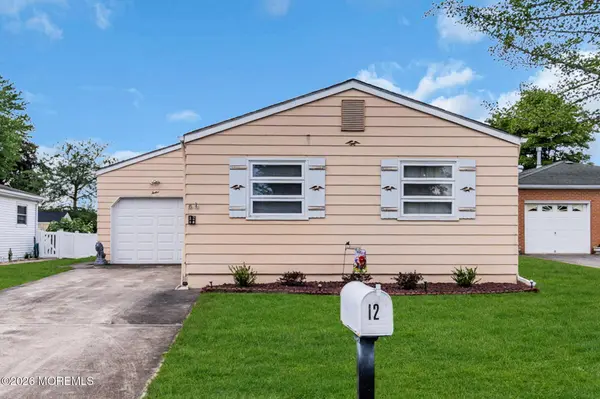 12 Aztec Court, Toms River, NJ 08757