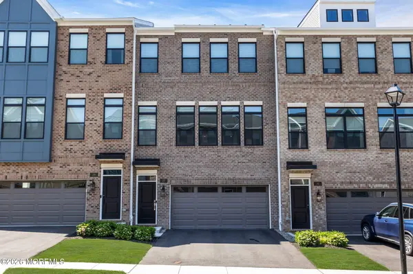 27 Linder Court, Middletown, NJ 07748
