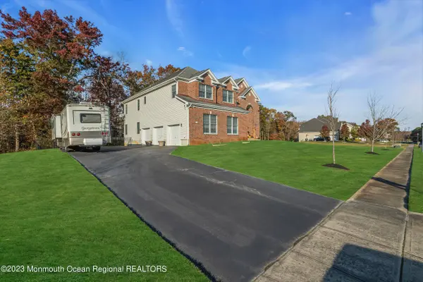16 Lakeside Drive, Jackson, NJ 08527