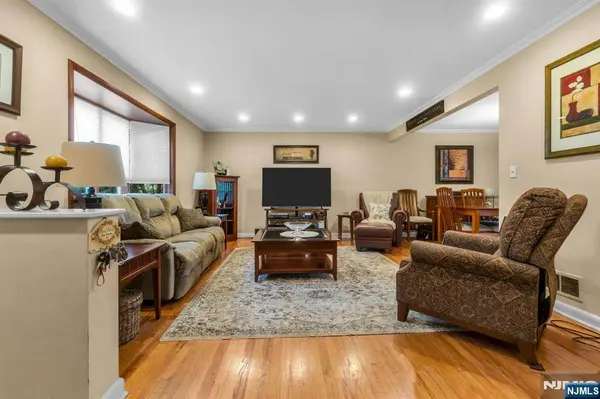 10 Overlook AVE, Emerson, NJ 07630