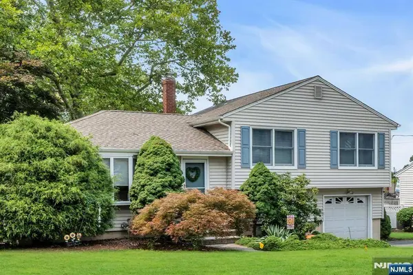 10 Overlook AVE, Emerson, NJ 07630