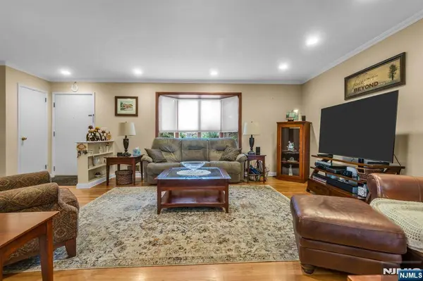 10 Overlook AVE, Emerson, NJ 07630