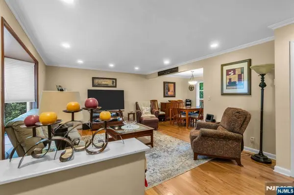 10 Overlook AVE, Emerson, NJ 07630