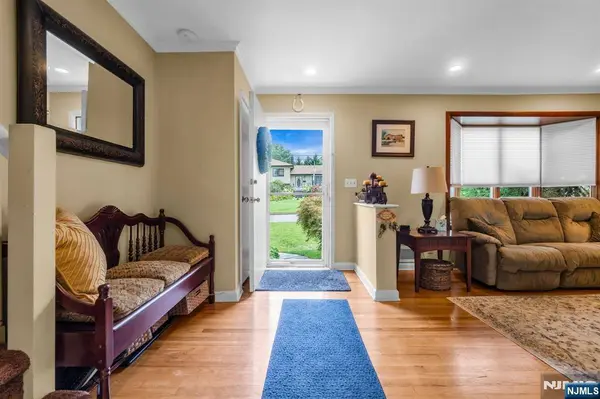 10 Overlook AVE, Emerson, NJ 07630