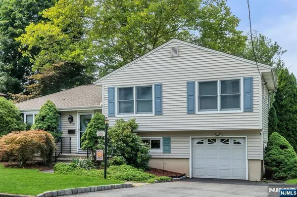 10 Overlook AVE, Emerson, NJ 07630