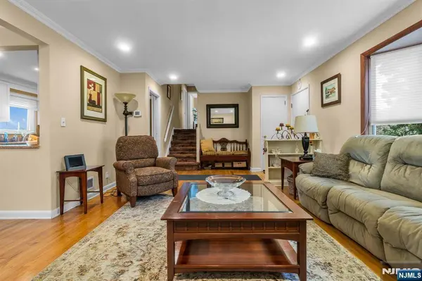 10 Overlook AVE, Emerson, NJ 07630