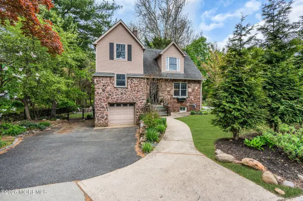 10 Passaic Avenue, Roseland, NJ 07068