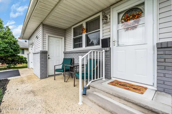 27 Bolans Court, Toms River, NJ 08757