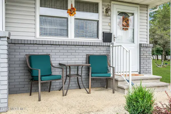 27 Bolans Court, Toms River, NJ 08757