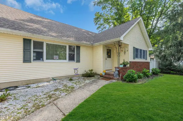 11 Mount Vernon Drive, Toms River, NJ 08755
