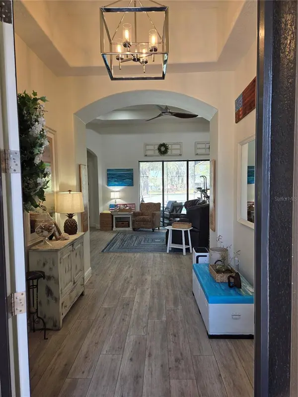 5084 GREENS DR, Lady Lake, FL 32159