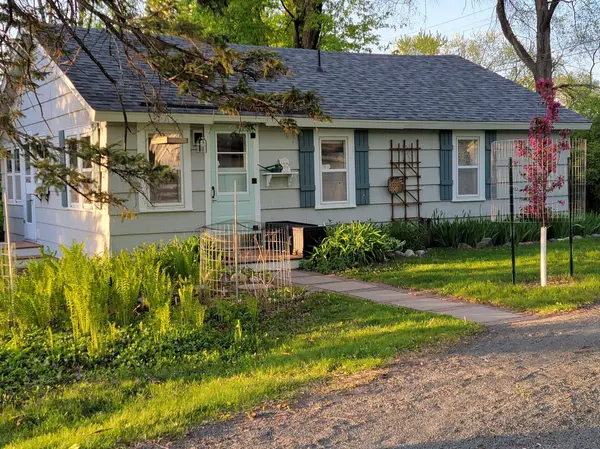 1896 Walter ST, Saint Paul, MN 55109