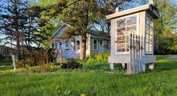 1896 Walter ST, Saint Paul, MN 55109