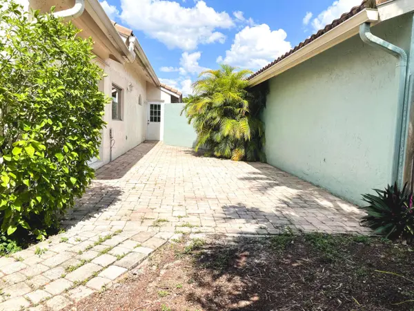 5851 Bristol LN, Davie, FL 33331