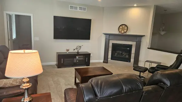 9591 James CIR N, Lake Elmo, MN 55042