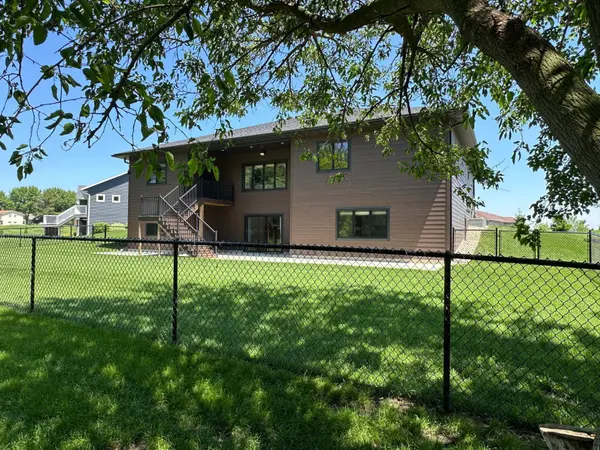 2318 Red Bird LN, Fairmont, MN 56031