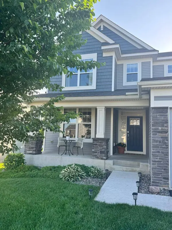 1562 Edgebrook LN, Carver, MN 55315