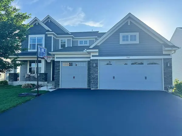 1562 Edgebrook LN, Carver, MN 55315