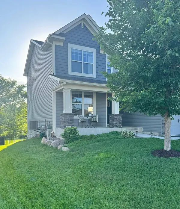1562 Edgebrook LN, Carver, MN 55315