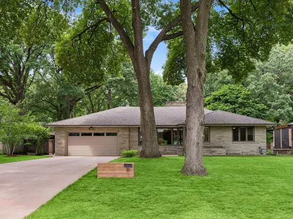 91 Mid Oaks LN, Saint Paul, MN 55113