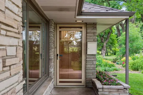 91 Mid Oaks LN, Saint Paul, MN 55113